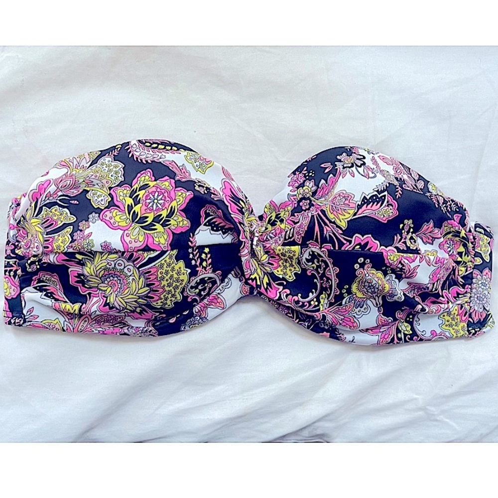 Gorgeous floral detailed Victorias Secret swimsuit top size 36 C feels silky💜